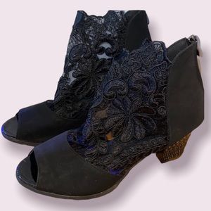 Black lace heels with open toe